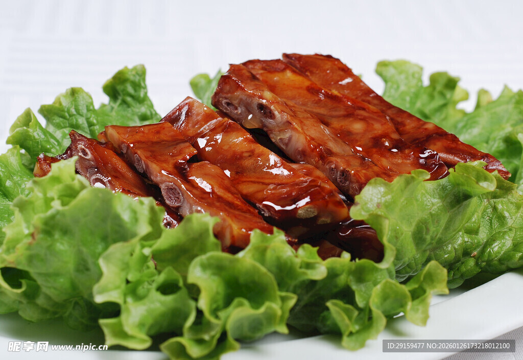 美味酱排骨配新鲜生菜