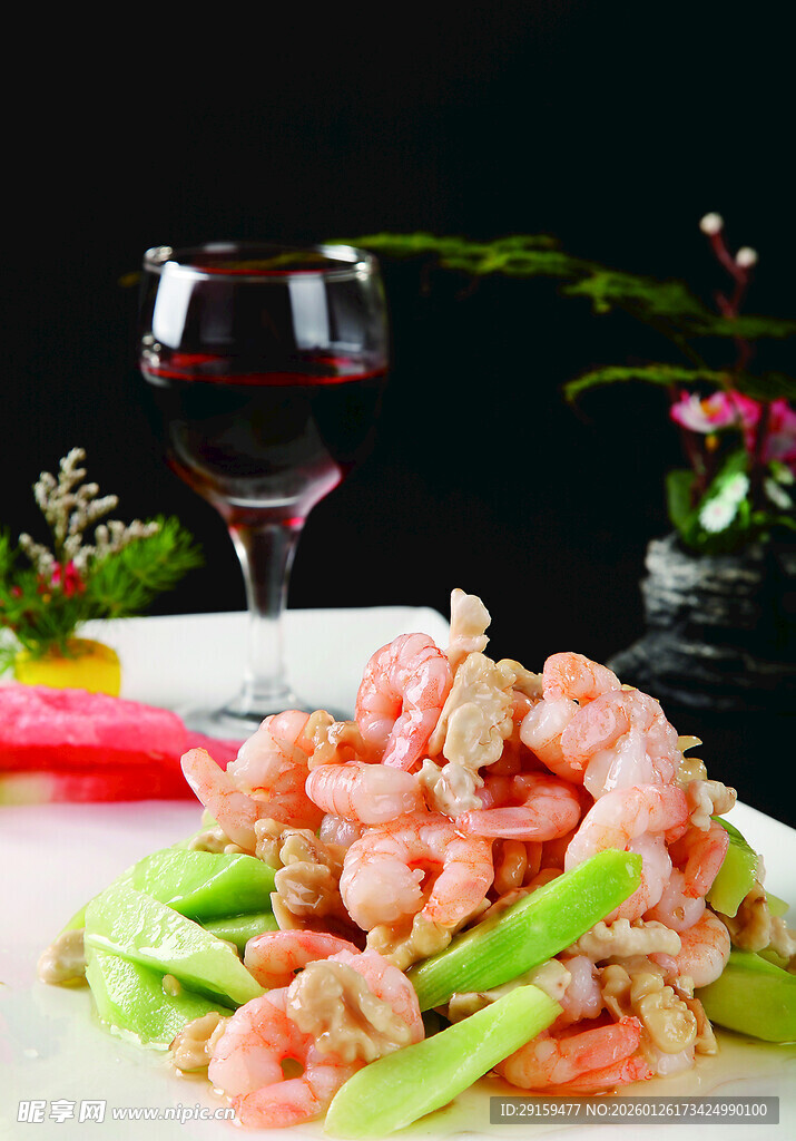 虾仁配时蔬与红酒佳肴