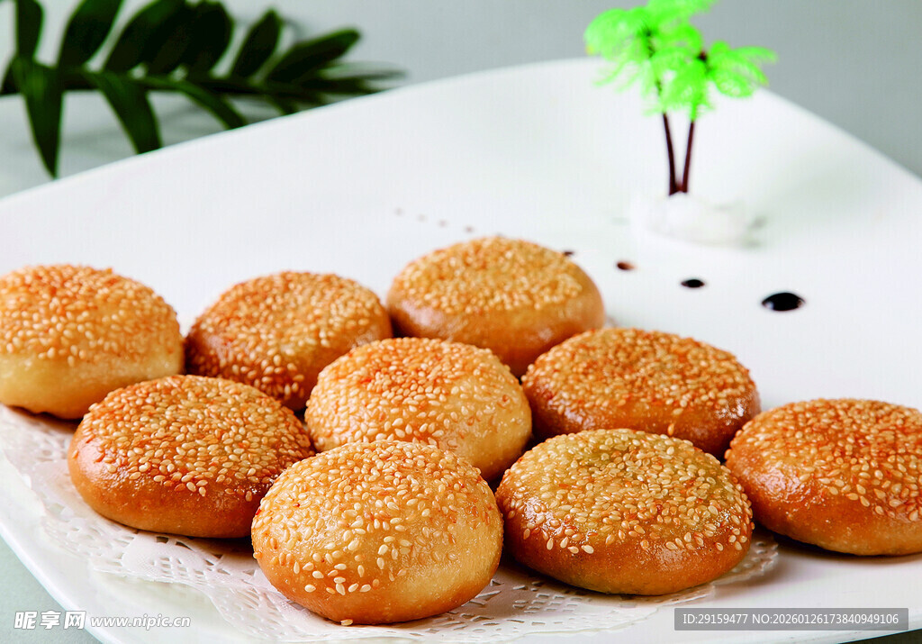香酥芝麻饼摆放在白盘上