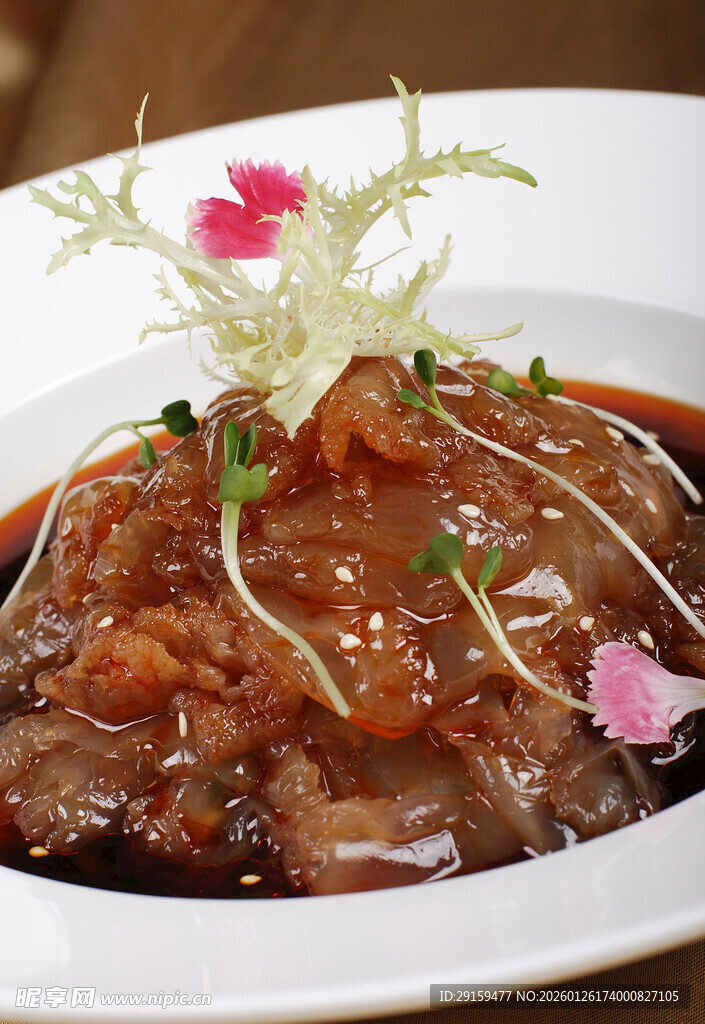 美味酱汁浇淋鲜嫩牛肉