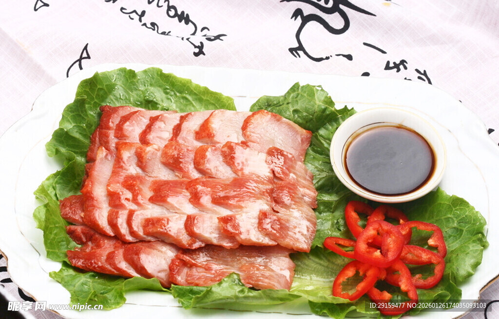 美味酱肉摆盘配蘸料