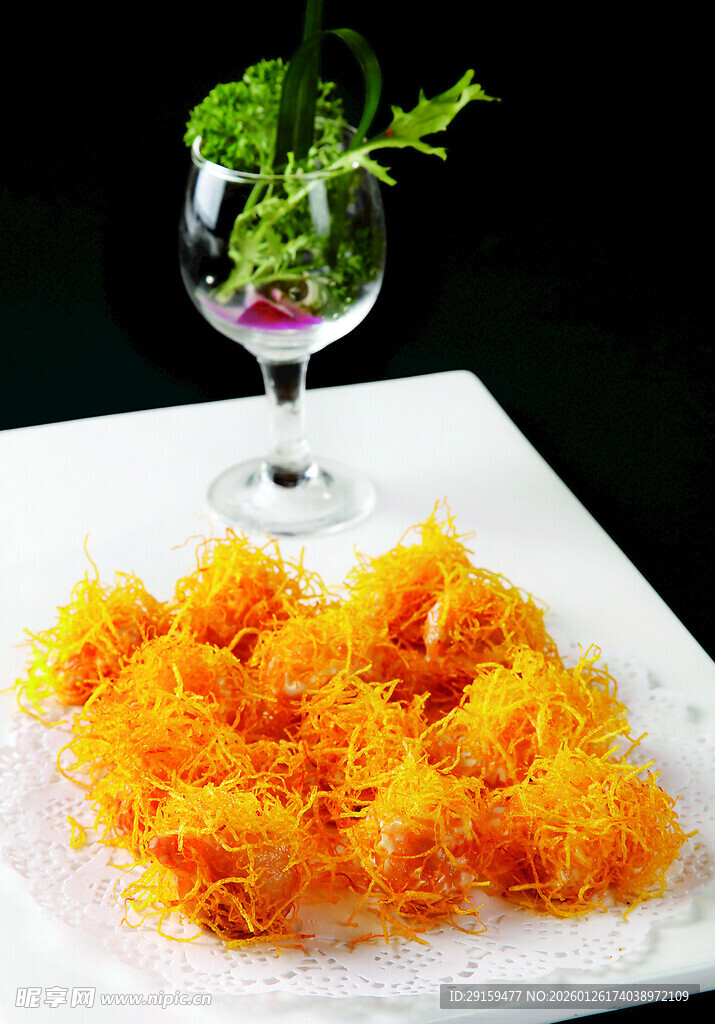 美味金丝炸物配绿植装饰