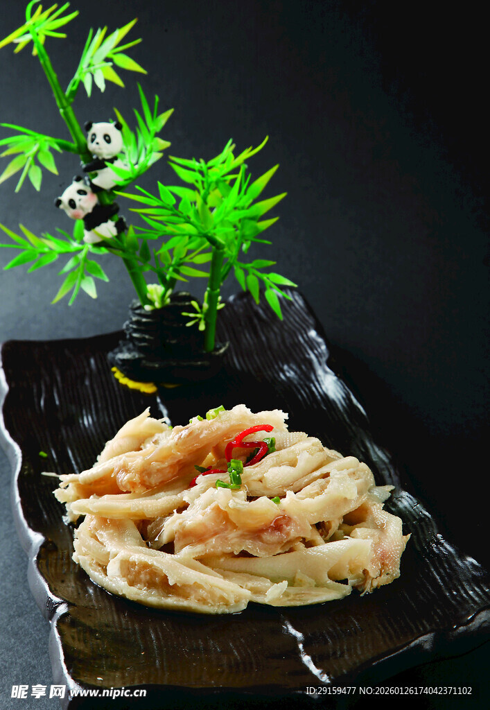 精致摆盘的美味凉拌海蜇丝