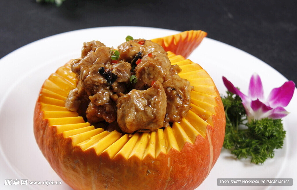 南瓜盛装美味炖肉