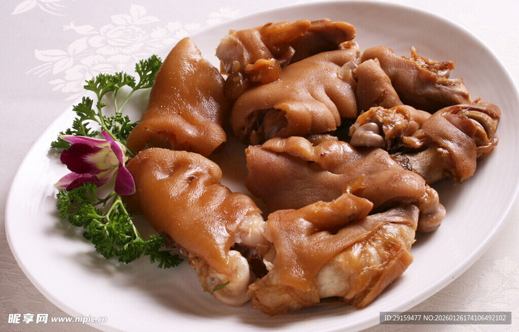 美味卤鸡爪摆于盘中