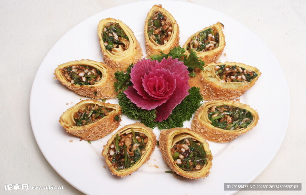 精致摆盘的特色美味糕点