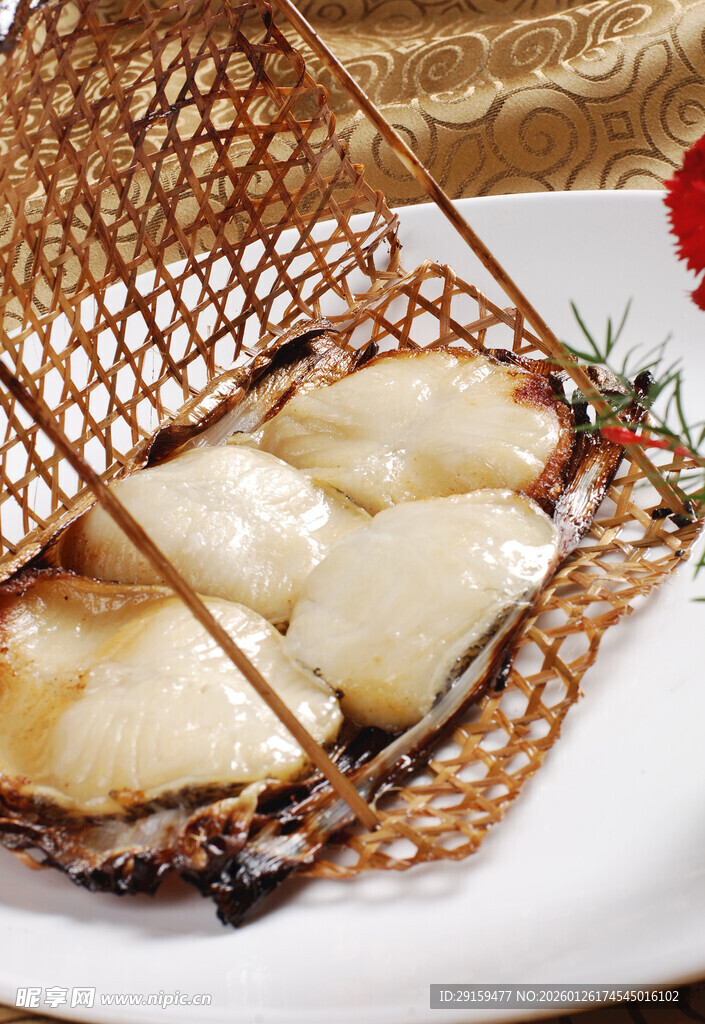 竹篮装的精致特色糕点