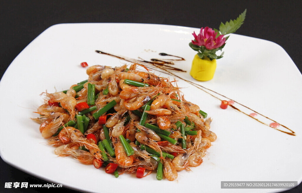 美味炒肉丝摆盘中