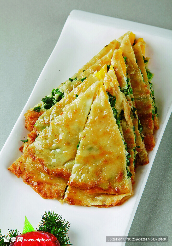 美味蔬菜煎饼摆于盘中