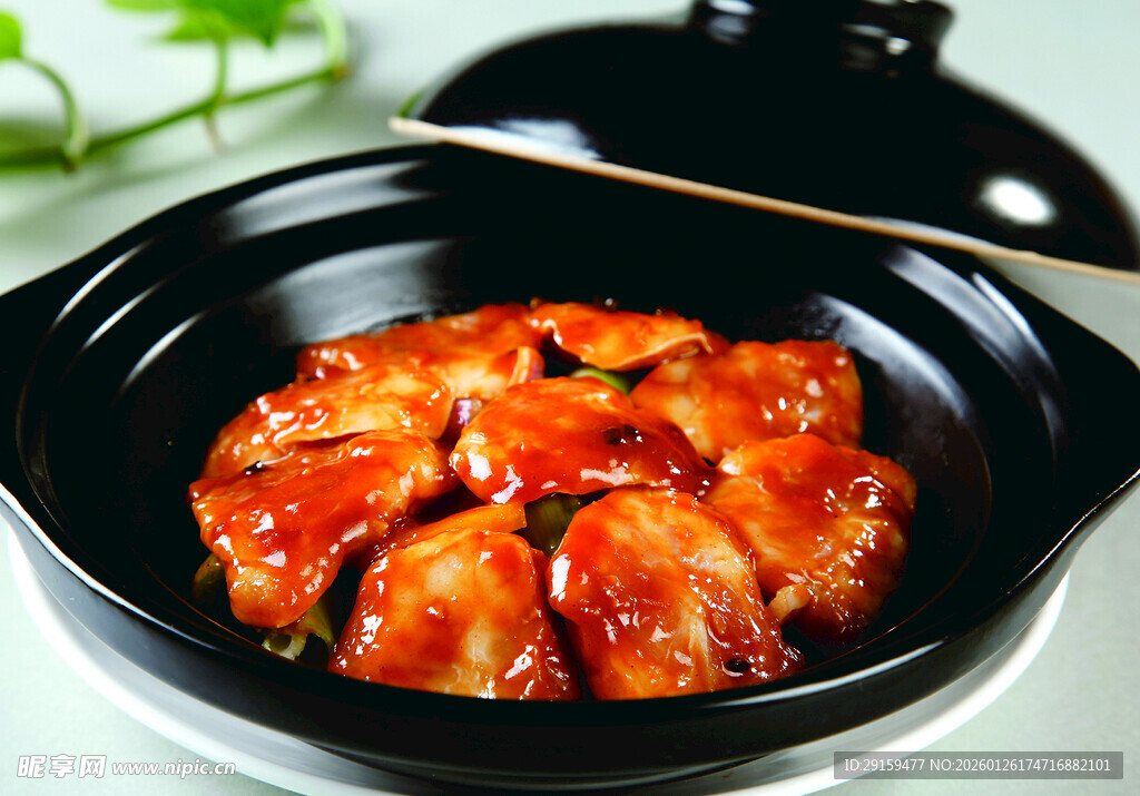 砂锅中的美味红烧鸡翅