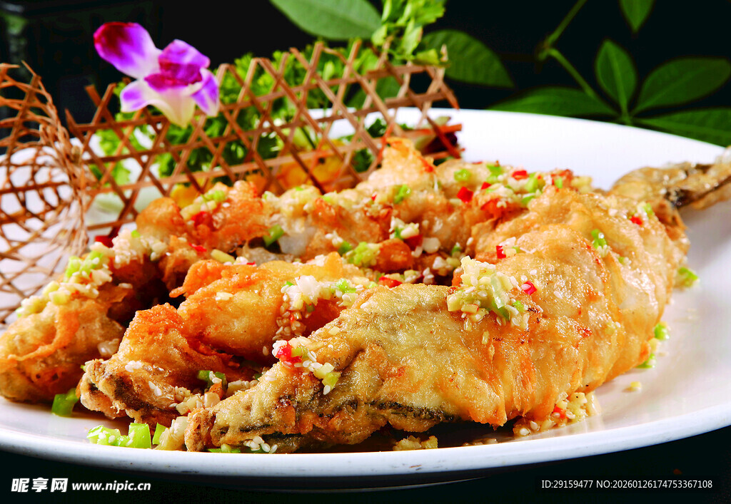 香酥美味炸鱼摆盘精致