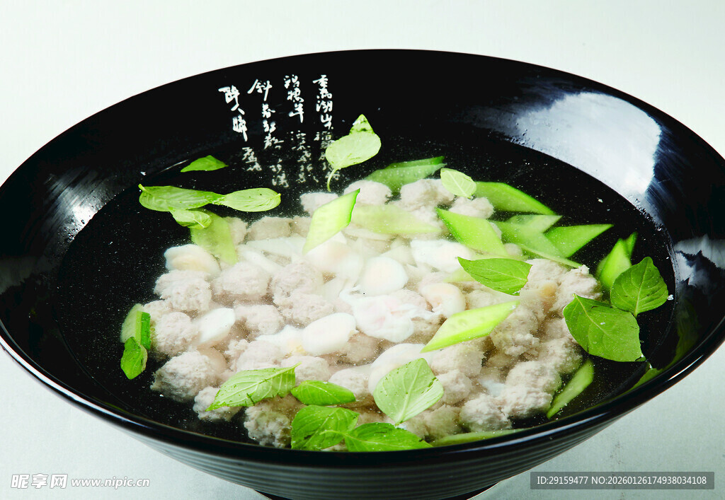黑碗中鲜嫩的虾仁配青椒