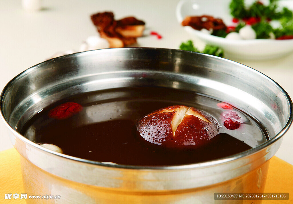 不锈钢锅中煮着美味汤汁