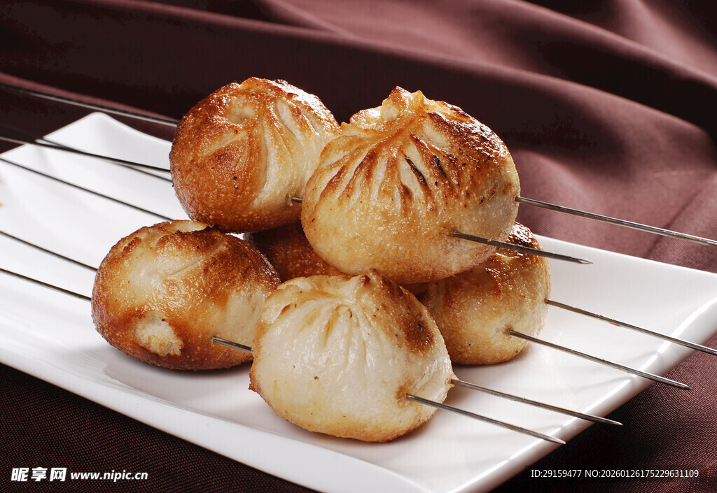 美味小笼包摆放在白盘上