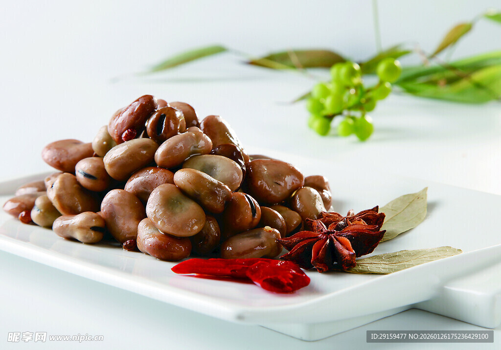美味五香蚕豆摆于盘中