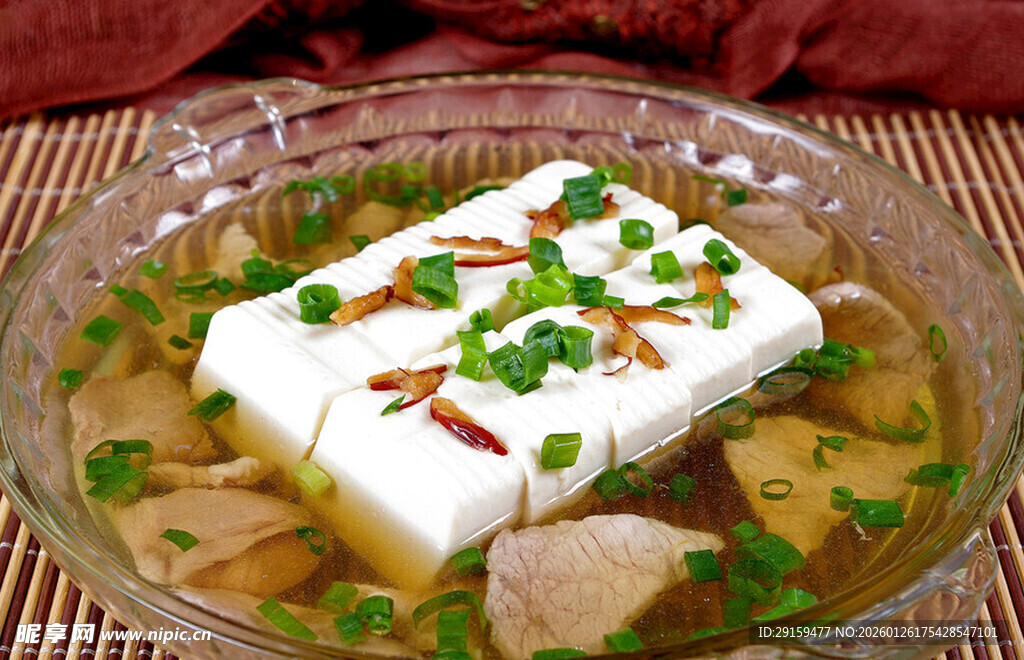 葱花点缀的美味豆腐