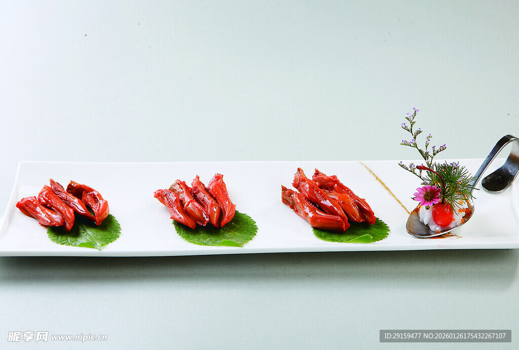 精致摆盘的美味小龙虾