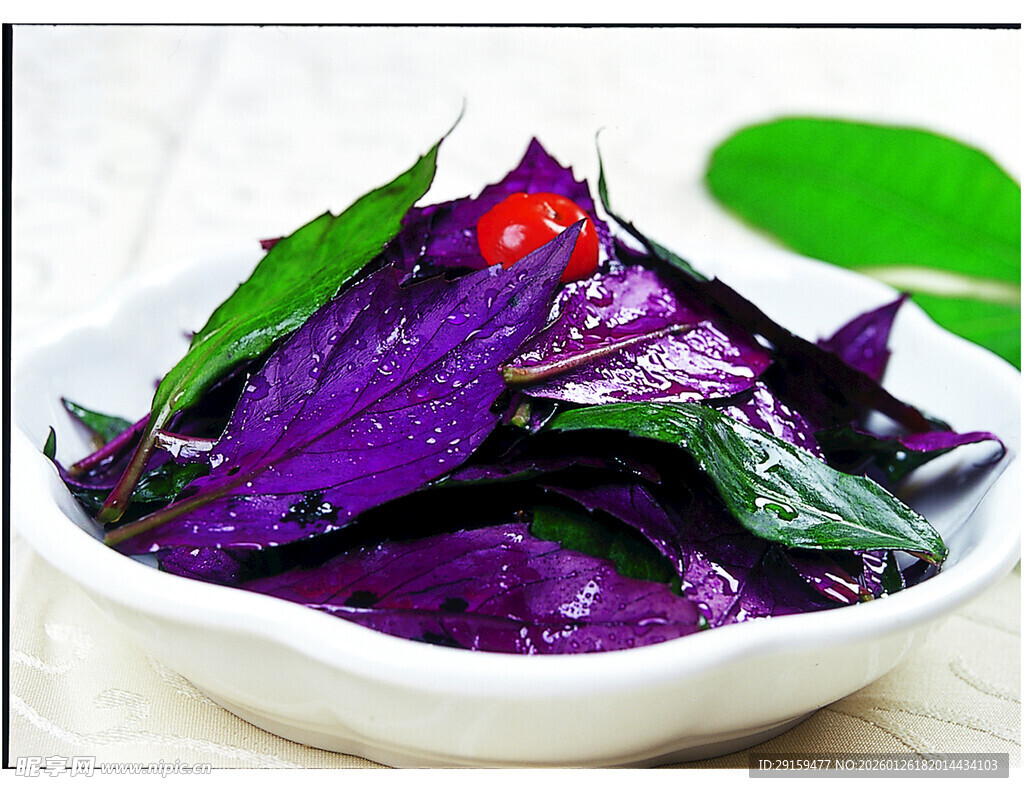 紫叶蔬菜碗中盛