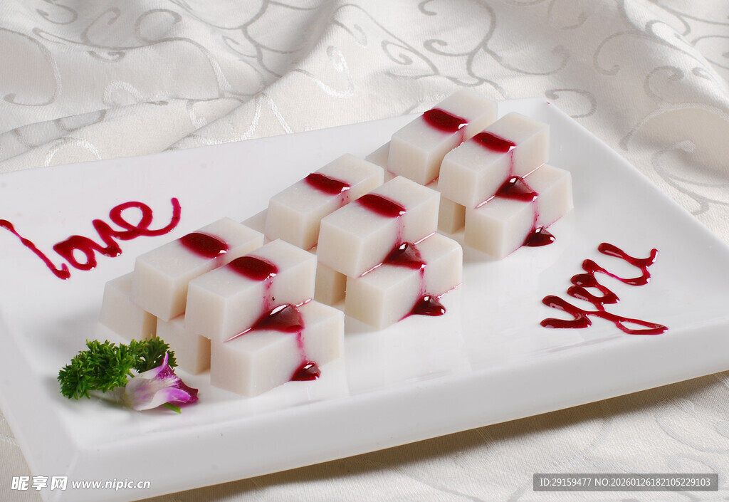 爱心点缀的精致糕点