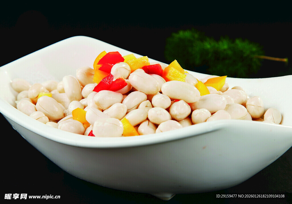 五彩玉米粒盛于白碗中