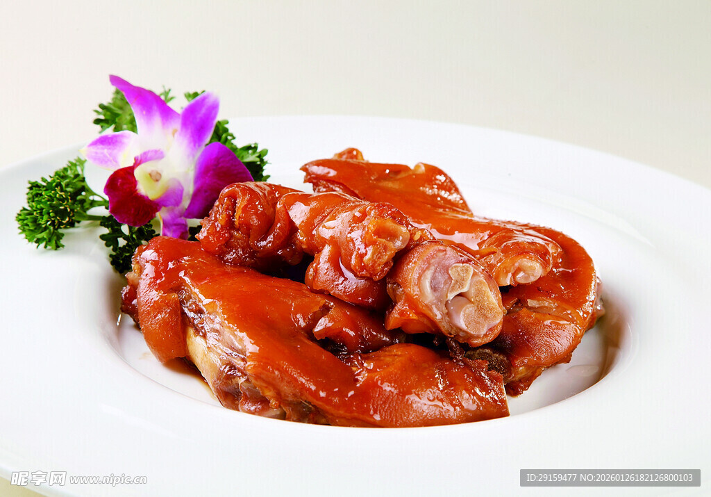 美味红烧猪蹄摆于盘中