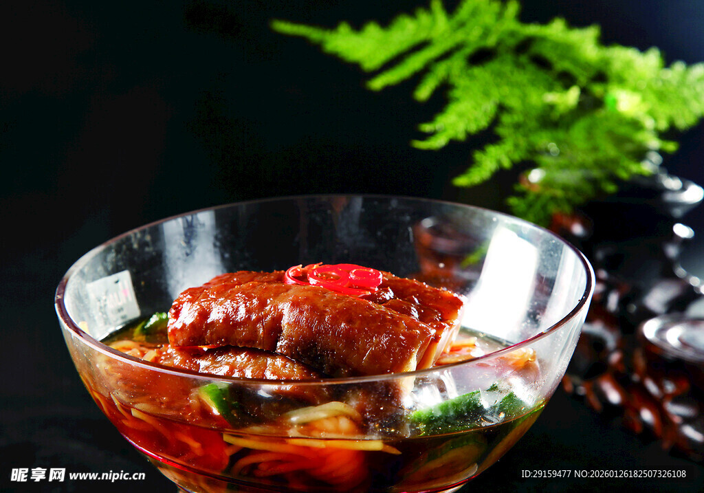 玻璃碗中的美味红烧菜肴