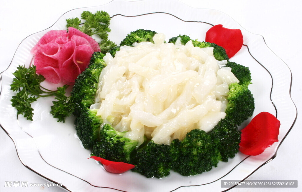 西兰花围边的精美土豆泥