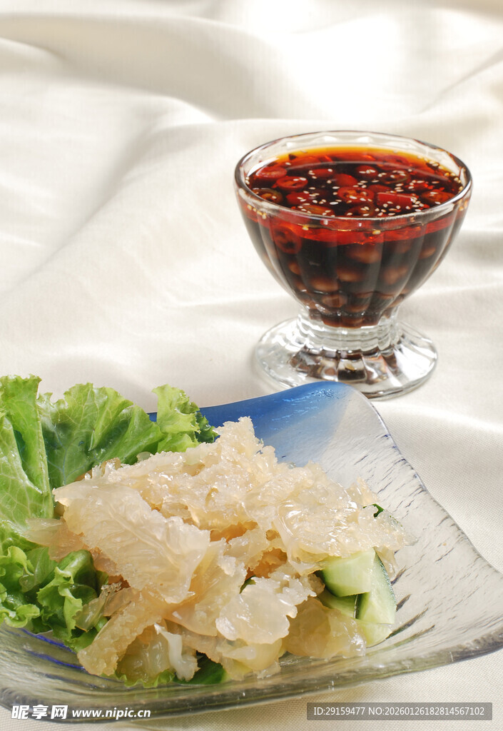 凉拌海蜇配香辣蘸料