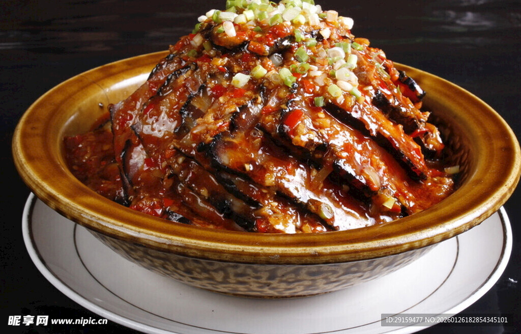 美味酱牛肉摆放在盘中