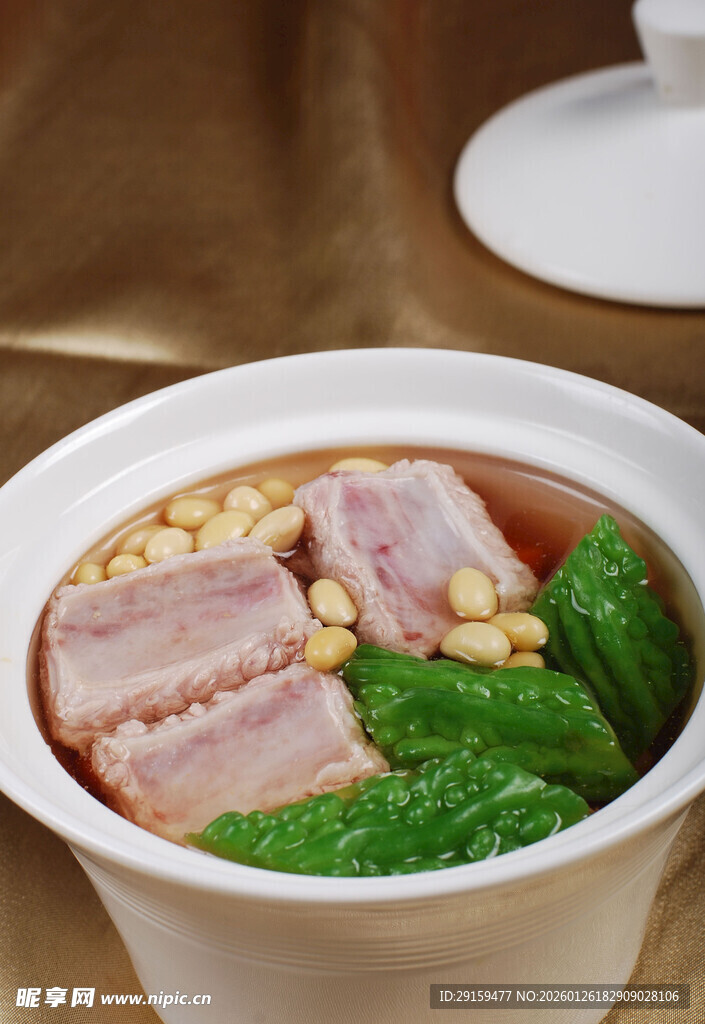 瓦罐猪肉玉米青菜汤