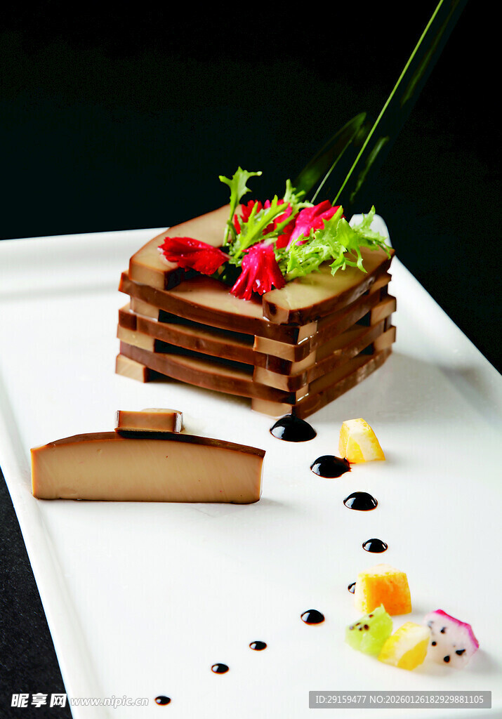 创意摆盘的精致美味糕点