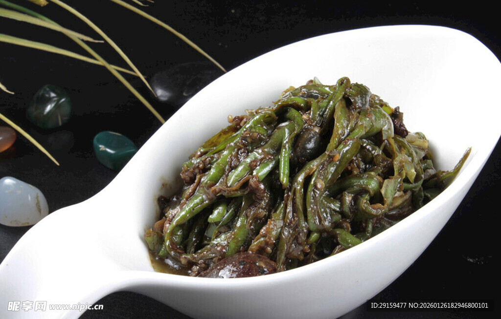 白色碗中装着的嫩绿野菜