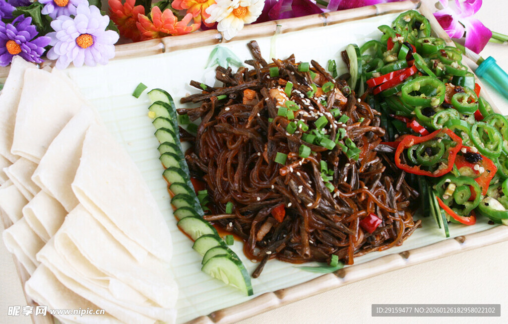 美味爆炒牛肉配翠绿辣椒