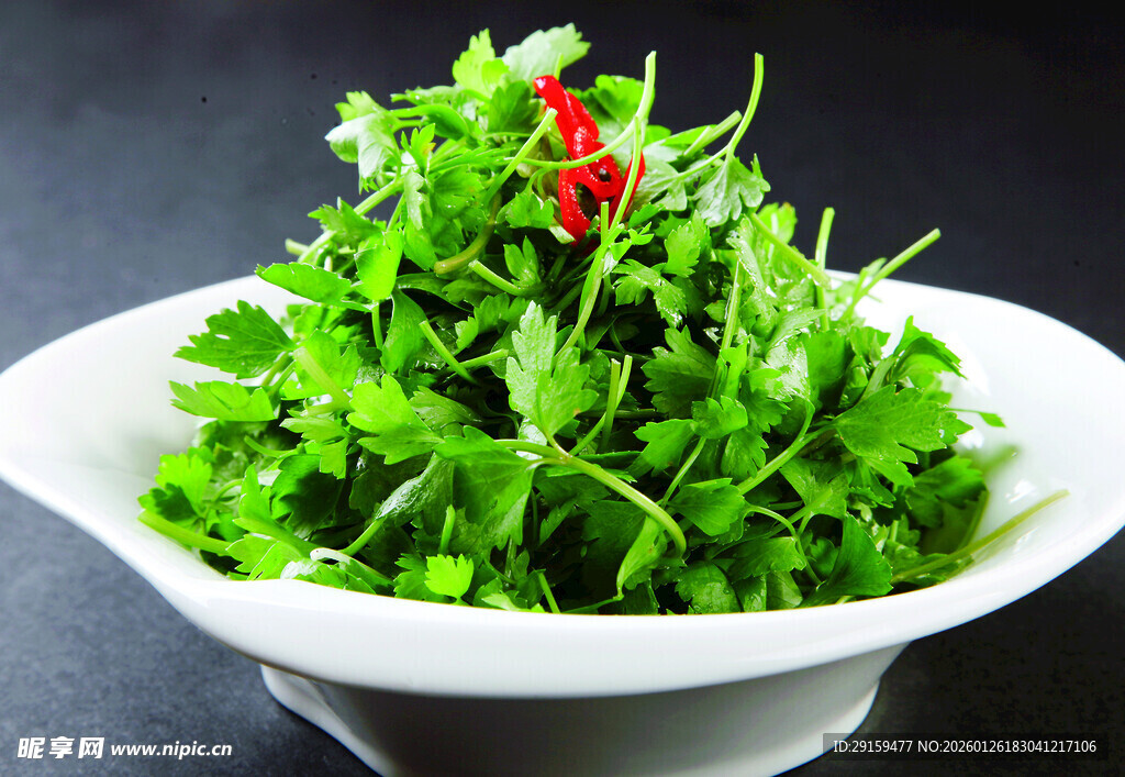 鲜嫩豌豆苗摆于白盘