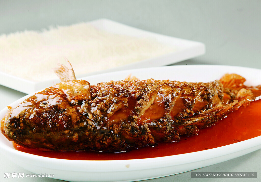 红烧鱼搭配米饭诱人餐食