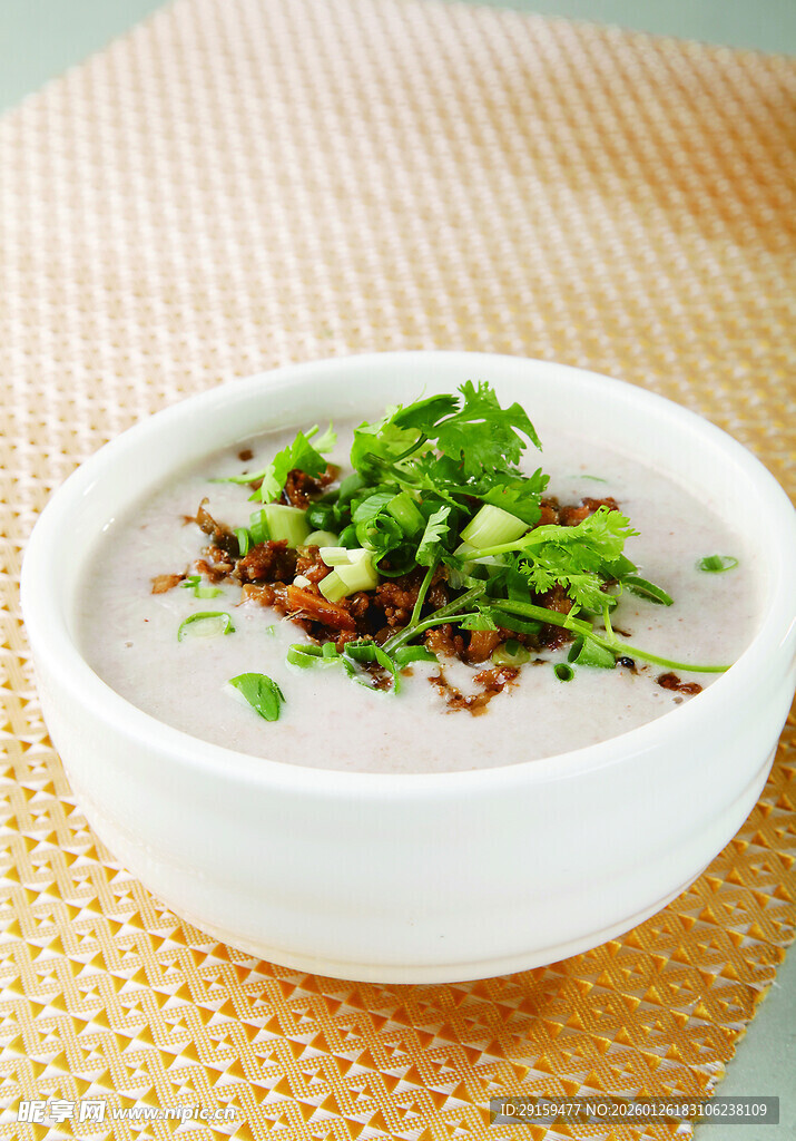 一碗美味青菜点缀的粥