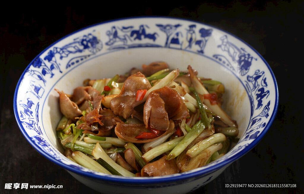 青花瓷碗中的美味炒菜