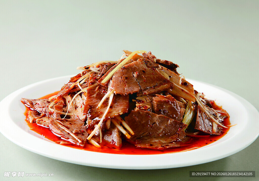 美味卤牛肉摆于白盘
