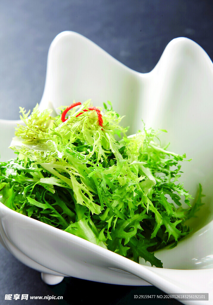 白色碗中鲜嫩的绿色蔬菜