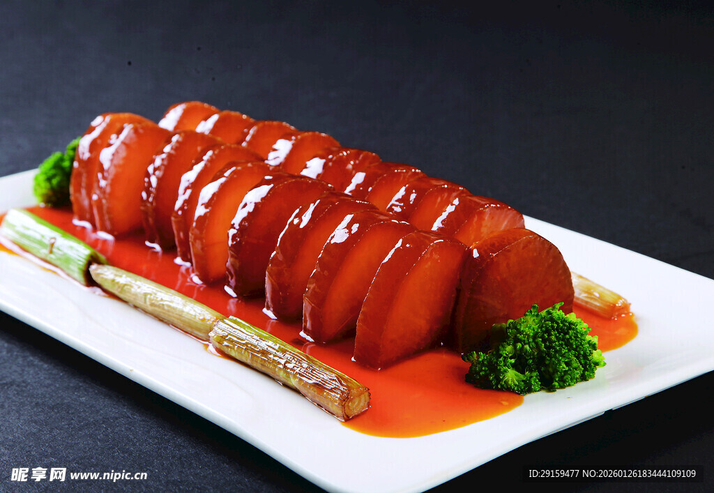 美味红烧排骨摆盘中