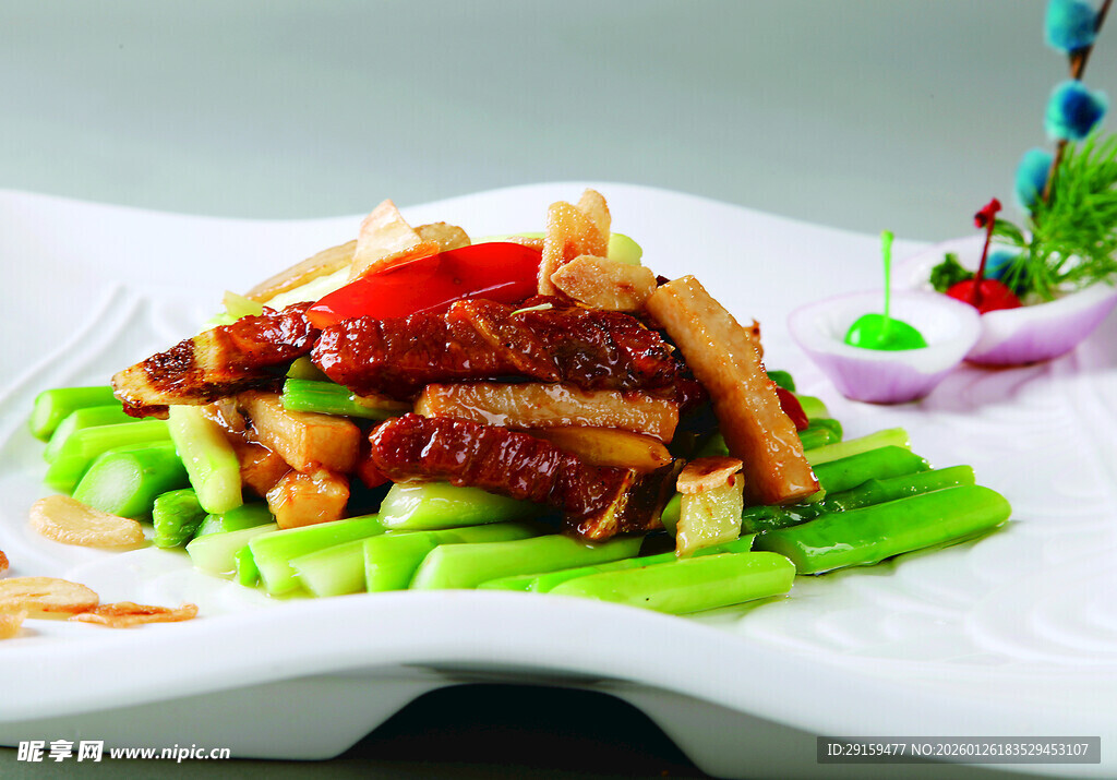 香嫩排骨配翠绿莴笋