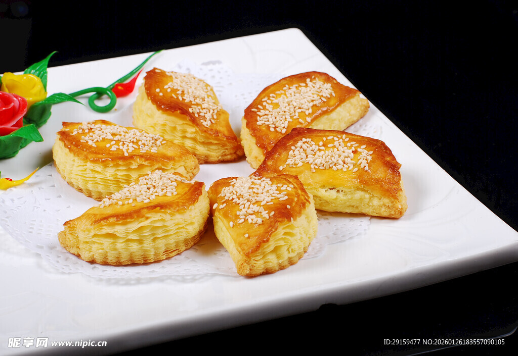 精致小点心摆于白色盘上