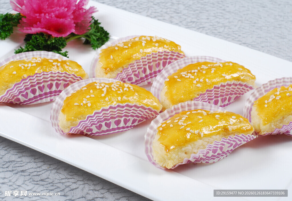 精致芒果班戟摆于盘中