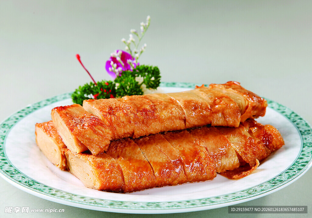 美味香酥炸物摆于盘中