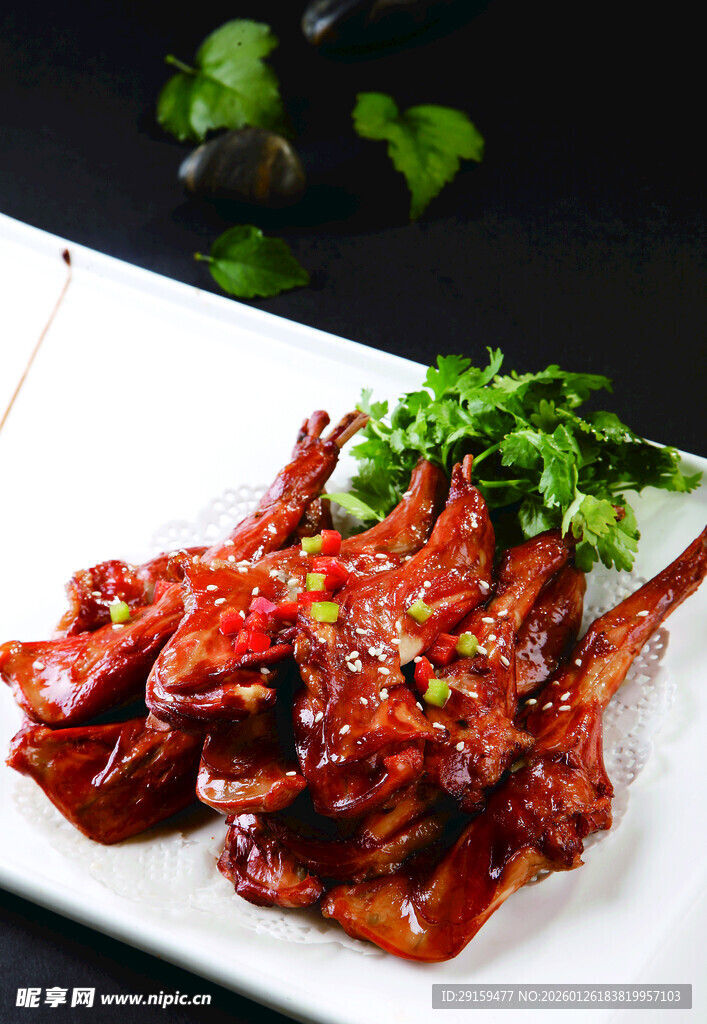 香辣美味鸭头摆盘精致