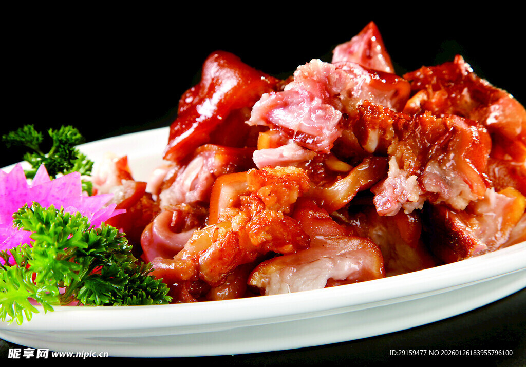 美味红烧排骨摆于盘中