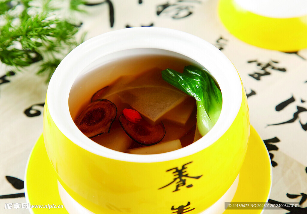黄色杯中的美味养生汤