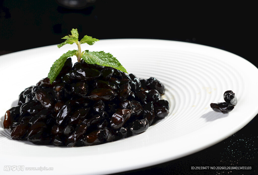 精致摆盘的美味黑木耳