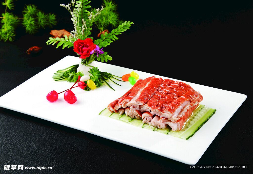 精致摆盘的美味肉类菜肴