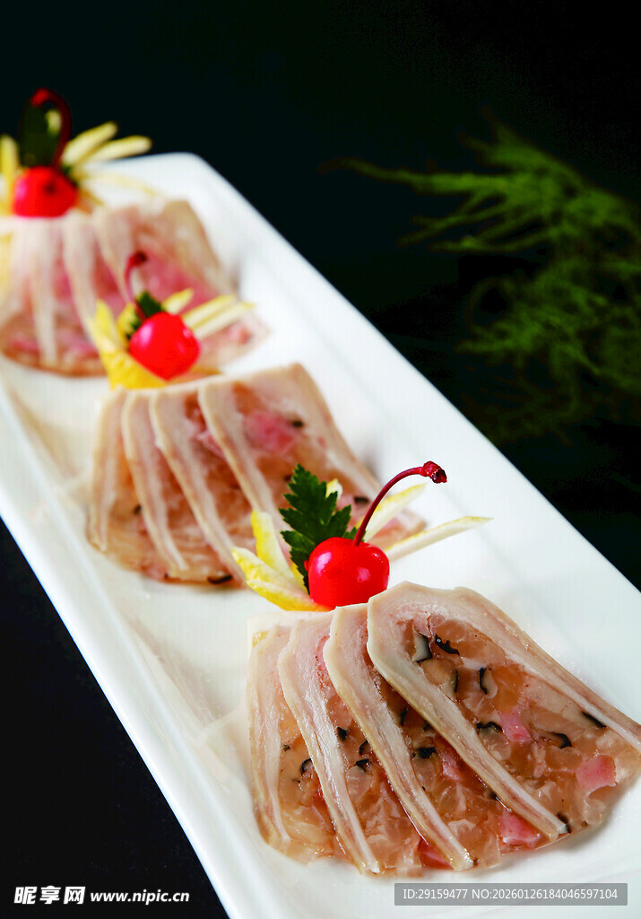 樱桃点缀的美味凉拌猪皮